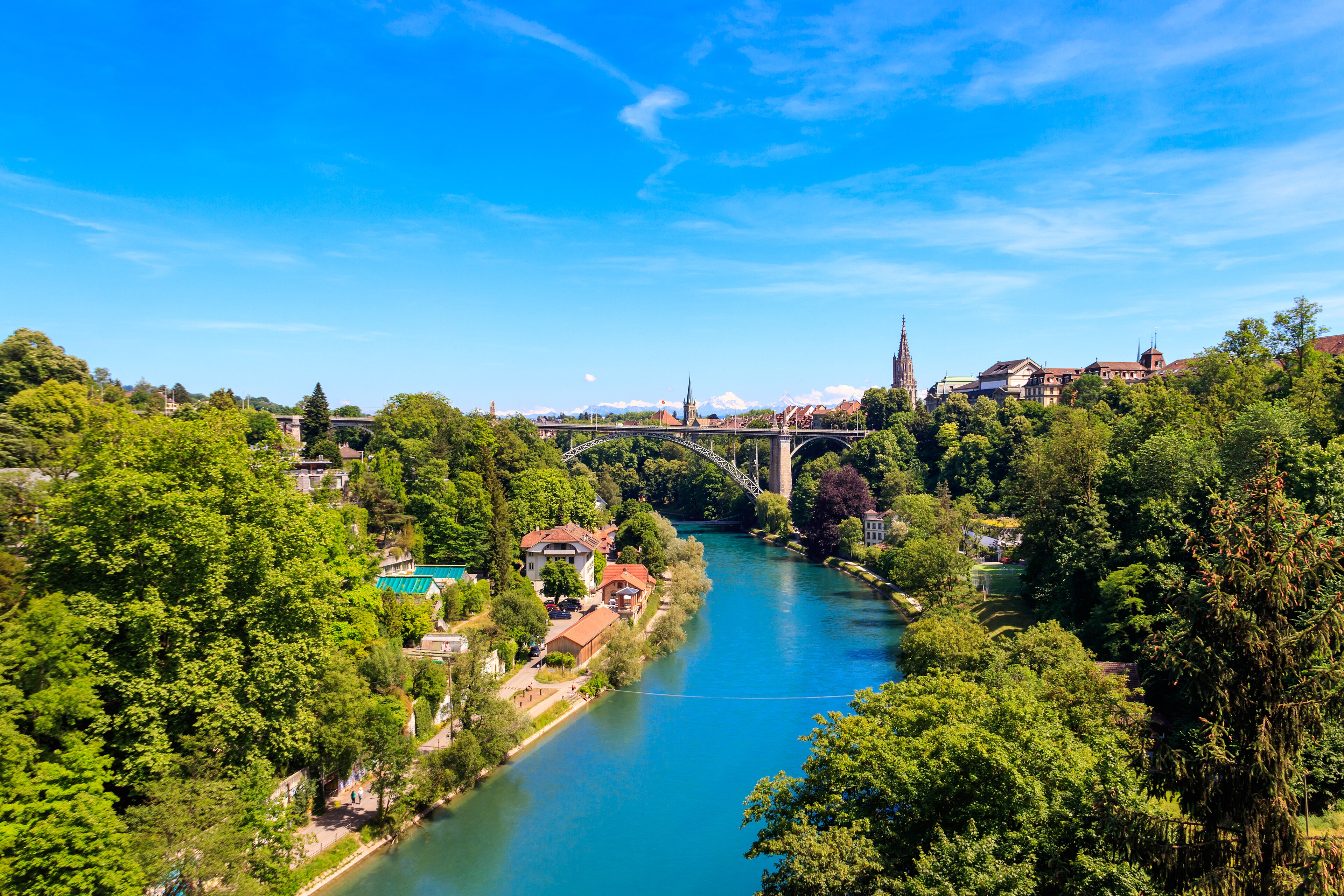 Die Aare in Bern mit Kirchenfeldbrücke und Berner Münster